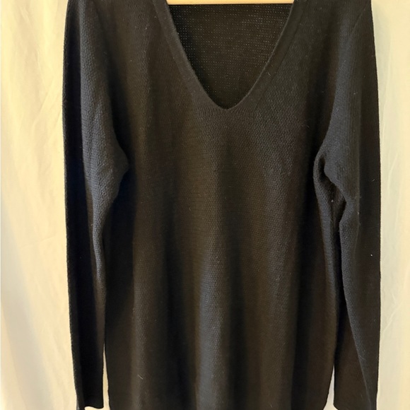 GAP Sweaters - Gap Women's Black V-Neck Sweater size L